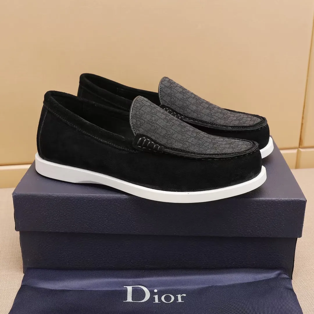 Men's Men's Shoes 💰400 [New Style] 🏍️🏍️These Dior Granville loafers are casual formal shoes. Crafted from luxuriously soft beige suede, it features a beige Oblique print panel on the upper. The lightweight cream-white rubber sole is more sophisticated. The Dior Oblique pattern is engraved on the outsole to enhance the style, and the Dior logo is engraved on the back side. Adds elegance to any casual look.